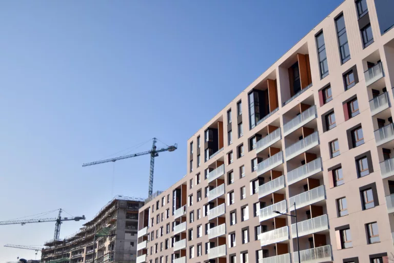 Deweloperzy szykują nowe projekty, ale nie przyspieszają z budową