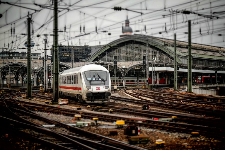 Niemal 30 mln zł w ciągu pół roku kosztowały kradzieże torów, kabli i innych elementów infrastruktury